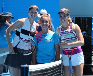 Melbourne, Avustralya - 24 Ocak 2019: Grand Slam şampiyonu Petra Kvitova, Çek Cumhuriyeti (L) ve Danielle Collins Melbourne Park 2019 Avustralya Açık yarı final maçtan önce ABD