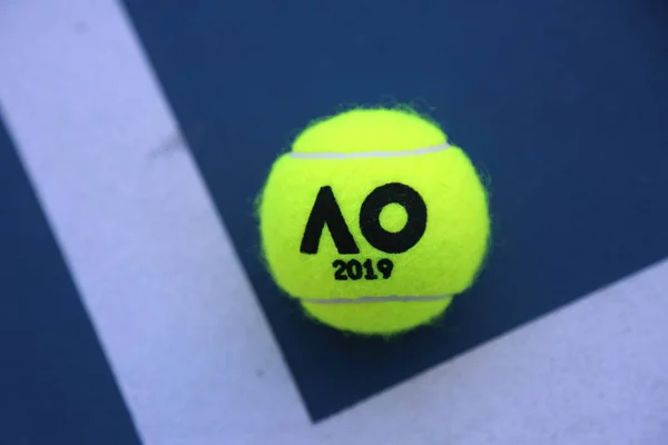 澳大利亚墨尔本 2019年1月23日 墨尔本公园澳大利亚网球中心网球场上带有澳大利亚公开赛标志的邓洛普网球 — 图库照片