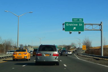 Brooklyn, New York - 14 Ocak 2018: Belt Parkway Brooklyn.The kemer sistemi, Brooklyn ve Queens New York şehrinin semtleri çevresinde bir kemer gibi daire şeklinde bağlı Karayolları dizisidir