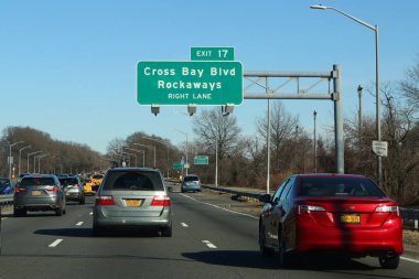 Brooklyn, New York - 14 Ocak 2018: Belt Parkway Brooklyn.The kemer sistemi, Brooklyn ve Queens New York şehrinin semtleri çevresinde bir kemer gibi daire şeklinde bağlı Karayolları dizisidir