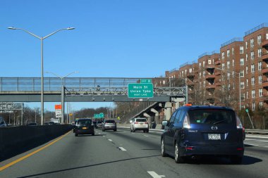 Queens, New York - 14 Ocak 2018: Van Wyck Expressway, Queens'te. Interstate 678 (I-678) olan bir Kuzey-Güney 14 mil (23 km) iki semtleri Ny yol için genişletir yardımcı eyaletlerarası Otoban