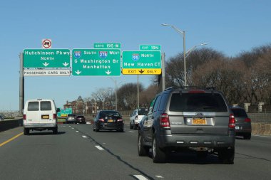 Queens, New York - 14 Ocak 2018: Van Wyck Expressway, Queens'te. Interstate 678 (I-678) olan bir Kuzey-Güney 14 mil (23 km) iki semtleri Ny yol için genişletir yardımcı eyaletlerarası Otoban