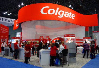 New York - 27 Kasım 2018: Colgate New York büyük Ny diş toplantıda standında. Colgate Diş macunları, diş fırçası, gargaraları ve diş ipi bir ağız hijyeni ürün hattı olduğunu 