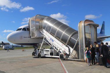 Punta Cana, Dominik Cumhuriyeti - 4 Ocak 2019: Jetblue Hava Yolları'nın Airbus 320 asfalt üzerinde Punta Cana Uluslararası Havaalanı'nda. Dominik Cumhuriyeti Karayipler'de en çok ziyaret edilen bir yer 