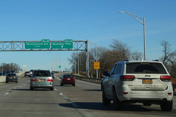 Brooklyn, New York - 14 Ocak 2018: Belt Parkway Brooklyn.The kemer sistemi, Brooklyn ve Queens New York şehrinin semtleri çevresinde bir kemer gibi daire şeklinde bağlı Karayolları dizisidir