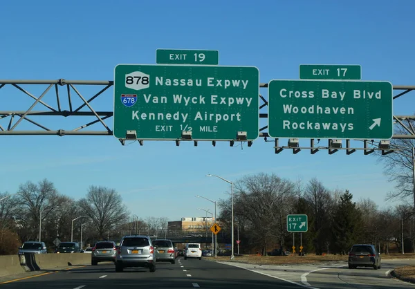 Brooklyn, New York - 14 Ocak 2018: Belt Parkway Brooklyn.The kemer sistemi, Brooklyn ve Queens New York şehrinin semtleri çevresinde bir kemer gibi daire şeklinde bağlı Karayolları dizisidir