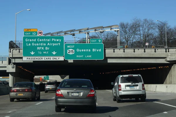 Queens, New York - 14 Ocak 2018: Van Wyck Expressway, Queens'te. Interstate 678 (I-678) olan bir Kuzey-Güney 14 mil (23 km) iki semtleri Ny yol için genişletir yardımcı eyaletlerarası Otoban