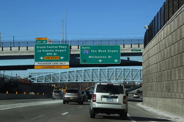 Queens, New York - 14 Ocak 2018: Van Wyck Expressway, Queens'te. Interstate 678 (I-678) olan bir Kuzey-Güney 14 mil (23 km) iki semtleri Ny yol için genişletir yardımcı eyaletlerarası Otoban