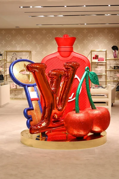 New York - 15 Kasım 2018: Loius Vuitton Manhattan New York City'nin Brookfield yerde saklayın. Louis Vuitton bir Fransız moda evi, dünyanın önde gelen uluslararası moda evleri biri olduğunu 