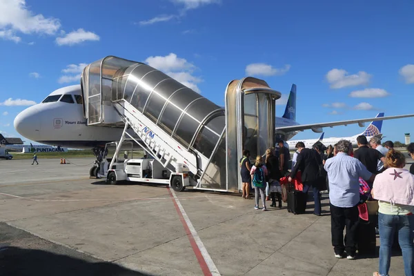 多米尼加共和国蓬塔卡纳 2019年1月4日 捷蓝航空公司空客320在蓬塔卡纳国际机场的停机坪上 多米尼加共和国是加勒比地区游客最多的目的地 — 图库照片