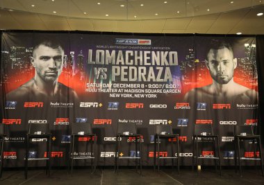New York - 6 Aralık 2018: Madison Square Garden başlık birleşme önce son basın toplantısı sırasında hafif dünya şampiyonu boksör Vasili Lomachenko ve Jose Pedraza New York arasındaki mücadele