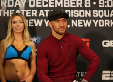 New York - 6 Aralık 2018: Hafif dünya şampiyonu boksör Vasili Lomachenko New York Madison Square Garden'da Jose Pedraza karşı başlık birleşme mücadele önce son basın toplantısında