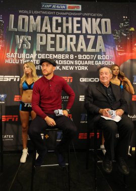 New York - 6 Aralık 2018: Hafif dünya şampiyonu boksör Vasili Lomachenko (L) ve organizatörü Bob Arum başlık birleşme Jose Pedraza Msg içinde mücadele önce son basın toplantısında