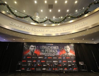 New York - 6 Aralık 2018: Madison Square Garden başlık birleşme önce son basın toplantısı sırasında hafif dünya şampiyonu boksör Vasili Lomachenko ve Jose Pedraza New York arasındaki mücadele