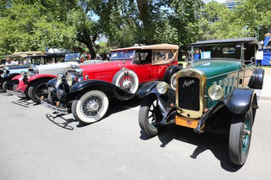 Melbourne, Avustralya - 26 Ocak 2019: Görüntü 2019 Royal Automobile Club, Victoria Avustralya gün miras araç vitrin Kings etki alanı Gardens, Melbourne, tarihsel vintage arabalar