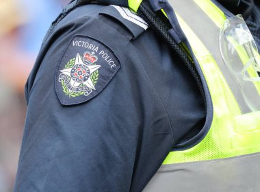 Melbourne, Avustralya - 26 Ocak 2019: Victoria polis omuz yama. Victoria Emniyet Müdürlüğü Melbourne 2019 Avustralya günü yürüyüşü sırasında güvenlik sağlar 