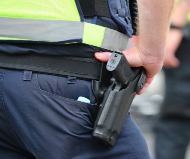 Melbourne, Avustralya - 26 Ocak 2019: The Smith ve Wesson M ve P (askeri ve polis) yarı otomatik tabanca. Avustralya Victoria polisinin standart sorunu ateşli silah olduğunu