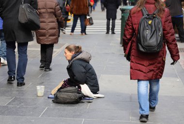 New York - 7 Mart 2019: 5th Avenue Midtown Manhattan evsiz kadına