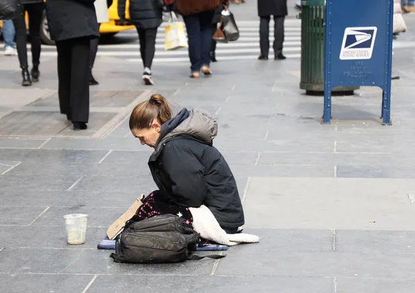 New York March 2019 Homeless Woman 5Th Avenue Midtown Manhattan — Stock Photo, Image