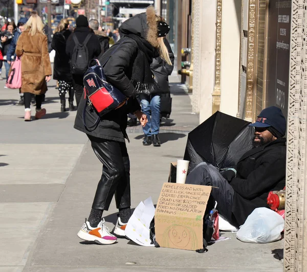 New York Března 2019 Bezdomovec 5Th Avenue Centru Manhattanu — Stock fotografie