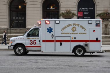 Chicago, Illinois - 12 Mart 2019: Chicago itfaiye ambulans şehir merkezinde. Chicago itfaiye (Cfd) yangın söndürme ve Chicago şehir acil tıbbi hizmet sunan