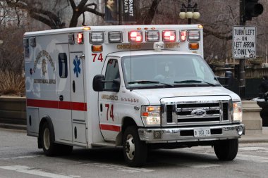 Chicago, Illinois - 12 Mart 2019: Chicago itfaiye ambulans şehir merkezinde. Chicago itfaiye (Cfd) yangın söndürme ve Chicago şehir acil tıbbi hizmet sunan