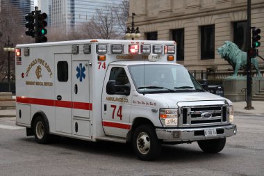 Chicago, Illinois - 12 Mart 2019: Chicago itfaiye ambulans şehir merkezinde. Chicago itfaiye (Cfd) yangın söndürme ve Chicago şehir acil tıbbi hizmet sunan