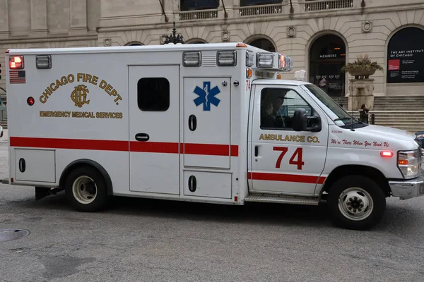 伊利诺伊州芝加哥 2019年3月12日 芝加哥消防局在市中心的救护车 芝加哥消防局 Cfd 为芝加哥市提供灭火和紧急医疗服务 — 图库照片