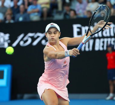 MELBOURNE, AUSTRALIA - 22 Ocak 2019: Avustralyalı profesyonel tenisçi Ashleigh Barty Melbourne Park 'taki 2019 Avustralya Açık' ta oynanan çeyrek final maçında