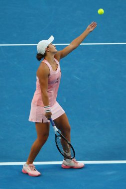 MELBOURNE, AUSTRALIA - 22 Ocak 2019: Avustralyalı profesyonel tenisçi Ashleigh Barty Melbourne Park 'taki 2019 Avustralya Açık' ta oynanan çeyrek final maçında