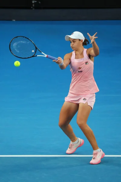 澳大利亚墨尔本 2019年1月22日 澳大利亚职业网球运动员阿什利 巴蒂在墨尔本公园2019年澳网四分之一决赛中的动作 — 图库照片