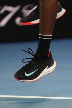 Melbourne, Avustralya - 22 Ocak 2019: Profesyonel tenisçi Frances Tiafoe Amerika Birleşik Devletleri onun çeyrek final maçını 2019 Melbourne Avustralya Açık sırasında özel Nike tenis ayakkabı giymiyor 