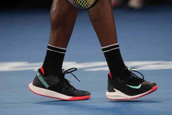 プロのテニス プレーヤー米国のフランシス Tiafoe 2019 全豪オープン メルボルンで彼の準々決勝のマッチの間にカスタムのナイキのテニス シューズを着ているメルボルン オーストラリア 2019 — ストック写真