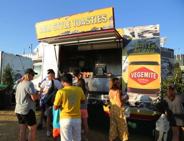 Melbourne, Avustralya - 24 Ocak 2019: Tanımlanamayan seyirci gibi Şarküteri stil Tostları Vegemite 2019 Avustralya Açık Melbourne Park sırasında ile 