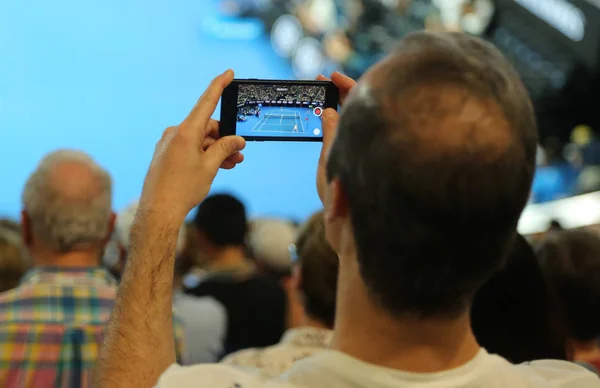 正体不明の観客が 2019 全豪オープン メルボルン公園内でテニスの試合中に画像を撮影する彼の携帯電話を使用してメルボルン オーストラリア 2019 — ストック写真
