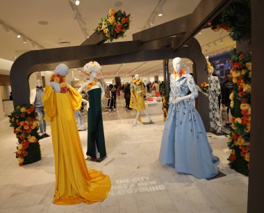 New York - 19 Mart 2019: Neiman Marcus açar ilk Manhattan deposu Hudson yarda alışveriş merkezi mağazaları. 