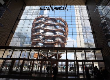 New York - 19 Mart 2019: Gemi, kamu kare ve bahçeleri Hudson metreden merkezinde. Hudson yarda alışveriş merkezi dükkanlarında görünümünden