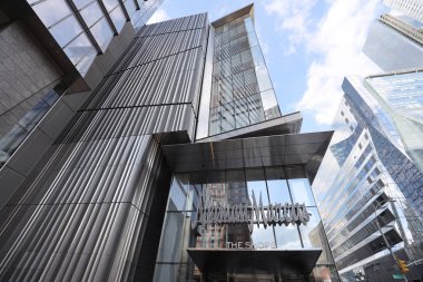 New York - 19 Mart 2019: Neiman Marcus açar ilk Manhattan deposu Hudson yarda alışveriş merkezi mağazaları. 