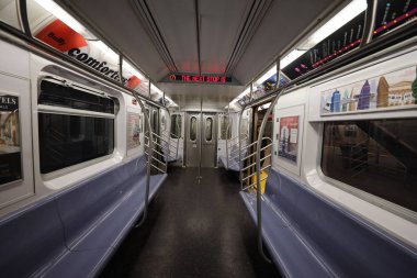 New York - 19 Mart 2019: 34 Street-Hudson yarda metro istasyonunda Manhattan Nyc metro araba içinde. Nyc Transit Authority tarafından sahip olunan, metro sistemi operasyonda 469 istasyonları bulunuyor