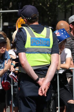 MELBOURNE, AUSTRALYA - 26 Ocak 2019: Victoria Polis Memuru Melbourne 'da 2019 Avustralya Günü Geçit Töreni sırasında güvenlik sağlıyor