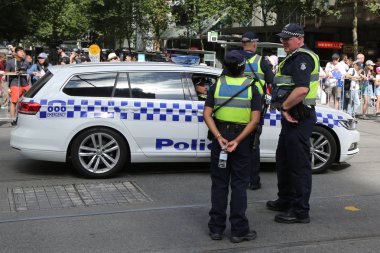 MELBOURNE, AUSTRALYA - 26 Ocak 2019: Victoria Polis Memuru Melbourne 'da 2019 Avustralya Günü Geçit Töreni sırasında güvenlik sağlıyor