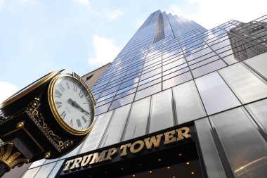 New York - 7 Mart 2019: Trump Tower 5th Avenue Manhattan'ın üzerinde