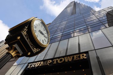 New York - 7 Mart 2019: Trump Tower 5th Avenue Manhattan'ın üzerinde