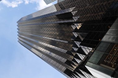 New York - 7 Mart 2019: Trump Tower 5th Avenue Manhattan'ın üzerinde