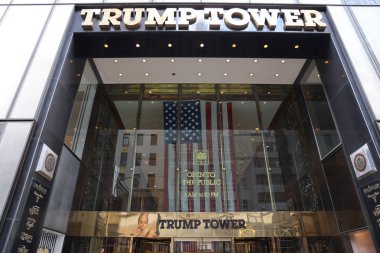 New York - 7 Mart 2019: Trump Tower 5th Avenue Manhattan'ın üzerinde