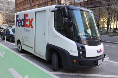 Chicago, Illinois - 12 Mart 2019: Fedex Express yardımları estar elektrik minibüste Chicago şehir merkezine. Araç Modec lisansıyla ABD'de üretildi. 