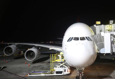 Los Angeles, California - 20 Ocak 2019: Qantas Airways Airbus A380 uçak Los Angeles Uluslararası Havaalanı'nda asfalt üzerinde