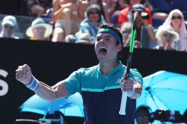 Melbourne, Avustralya-21 Ocak 2019: Kanada 'nın profesyonel tenis oyuncusu Milos Raonic, Melbourne Park 'ta 2019 Avustralya Açık 'da 16 maçtan sonra zaferini kutluyor
