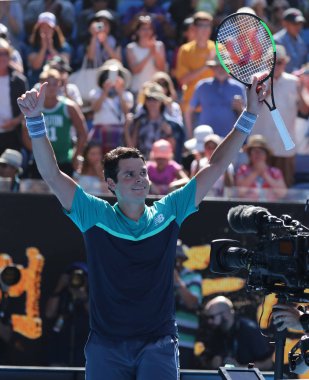Melbourne, Avustralya-21 Ocak 2019: Kanada 'nın profesyonel tenis oyuncusu Milos Raonic, Melbourne Park 'ta 2019 Avustralya Açık 'da 16 maçtan sonra zaferini kutluyor