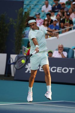 Miami Gardens, Florida - 23 Mart 2019: Grand Slam şampiyonu Roger Federer İsviçre onun turunda 2019 açık Miami Miami Gardens, Florida Hard Rock Stadyumu'nda 32 maç sırasında eylem